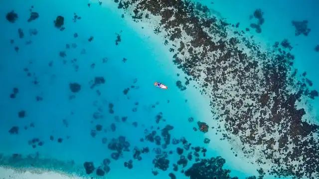 coral lagoons in maldives