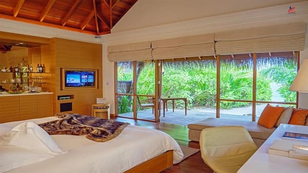 huvafenfushi island beach pool room